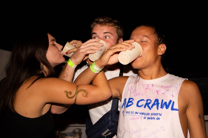 Antigua Bar Crawl - The Antigua nightlife route: what to expect from the bar stops