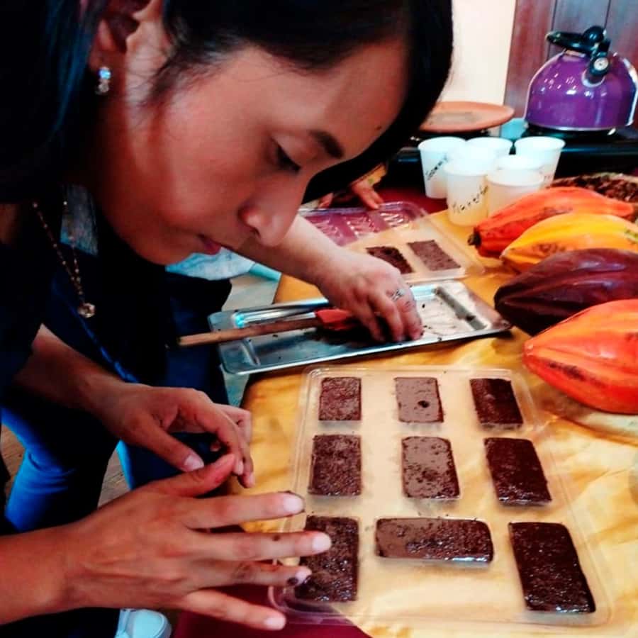Chocolate workshop; gastronomic experience of cocoa. - Roasting, Shelling, and Grinding: Your Hands Make the Difference