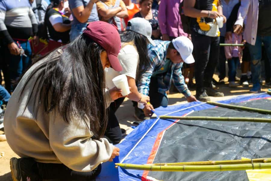 From Antigua to Sumpango Giant Kite Festival - Stop 1: Sumpango Cemetery on Día de Todos los Santos