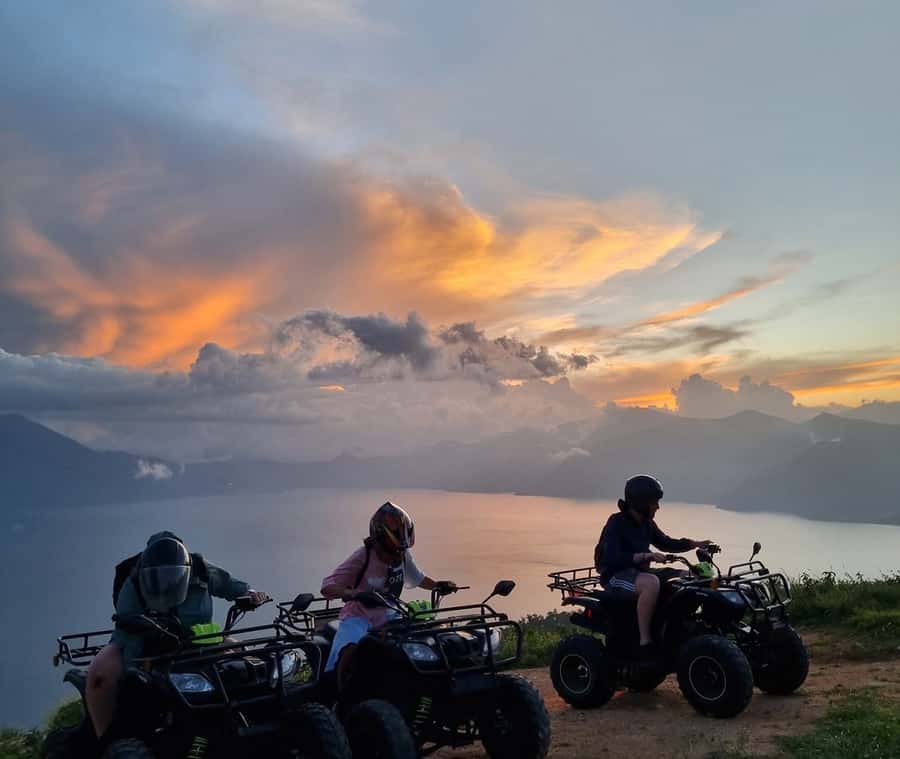 Panajachel: Lake Atitlán Sunset Tour - Guides, languages, and how the experience feels